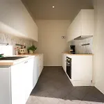 Living بيت شباب